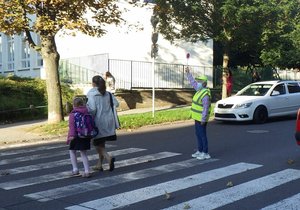 Penzisté se ve Znojmě osvědčili jako "převaděči" školáků na přechodech pro chodce.