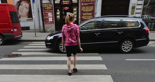 Auto na přechodu v Plzni srazilo dvě školačky (9 a 14): Jelo na červenou!