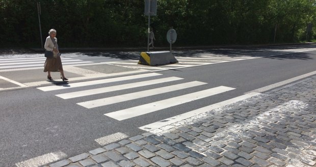 Přechody pro chodce v ulici Čs. exilu nemají příliš bezpečnostních prvků, podle TSK však splňují normy.