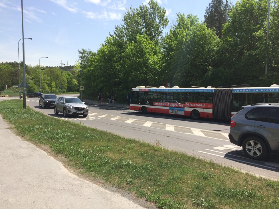 Přechody pro chodce v ulici Čs. exilu nemají příliš bezpečnostních prvků, podle TSK však splňují normy.