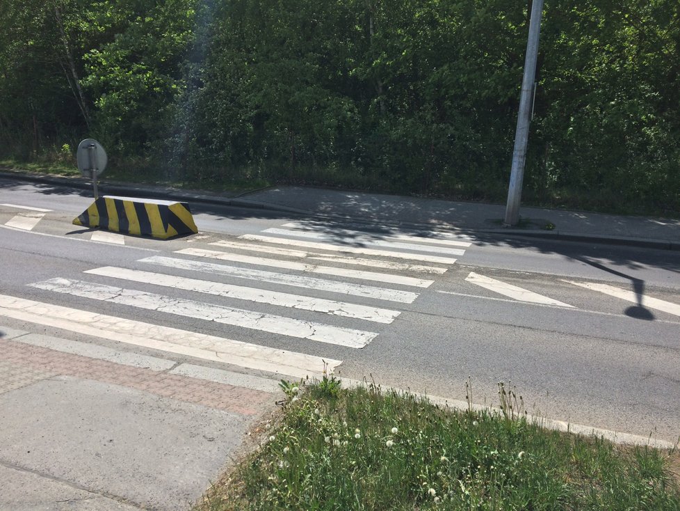 Přechody pro chodce v ulici Čs. exilu nemají příliš bezpečnostních prvků, podle TSK však splňují normy.