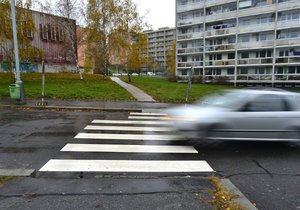 Řidič (61) srazil na přechodu pro chodce ve ve Cvrčovicích na Brněnsku chodkyni (70). Policie hledá svědky. Ilustrační foto