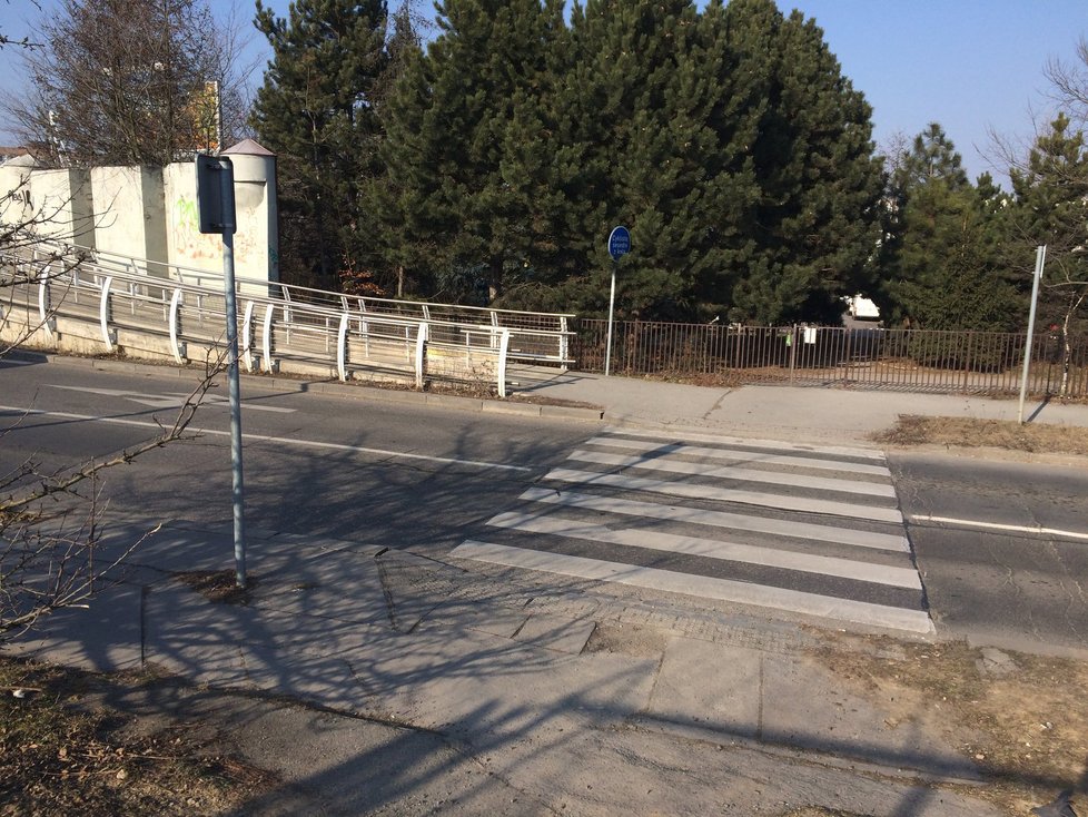 Přechod pro chodce ve Slavínského ulici je podle místních obyvatel nebezpečný.