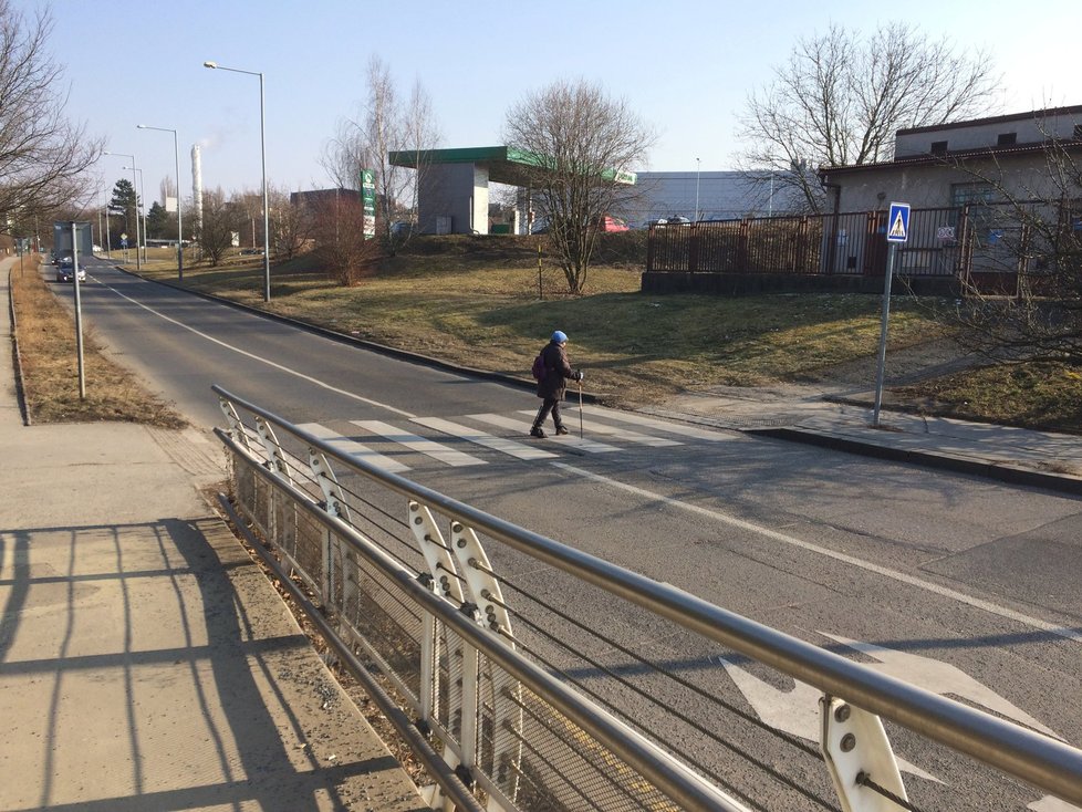 Přechod pro chodce ve Slavínského ulici je podle místních obyvatel nebezpečný.