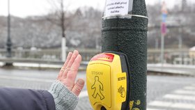 U přechodu pro chodce na Dvořákově nábřeží u Klášterské ulice v Praze začal 12. ledna 2021 fungovat bezkontaktní senzor pro chodce.