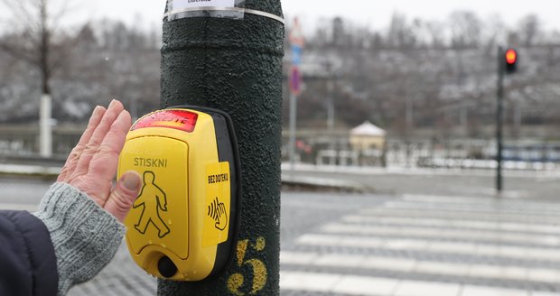 U přechodu pro chodce na Dvořákově nábřeží u Klášterské ulice v Praze začal 12. ledna 2021 fungovat bezkontaktní senzor pro chodce.