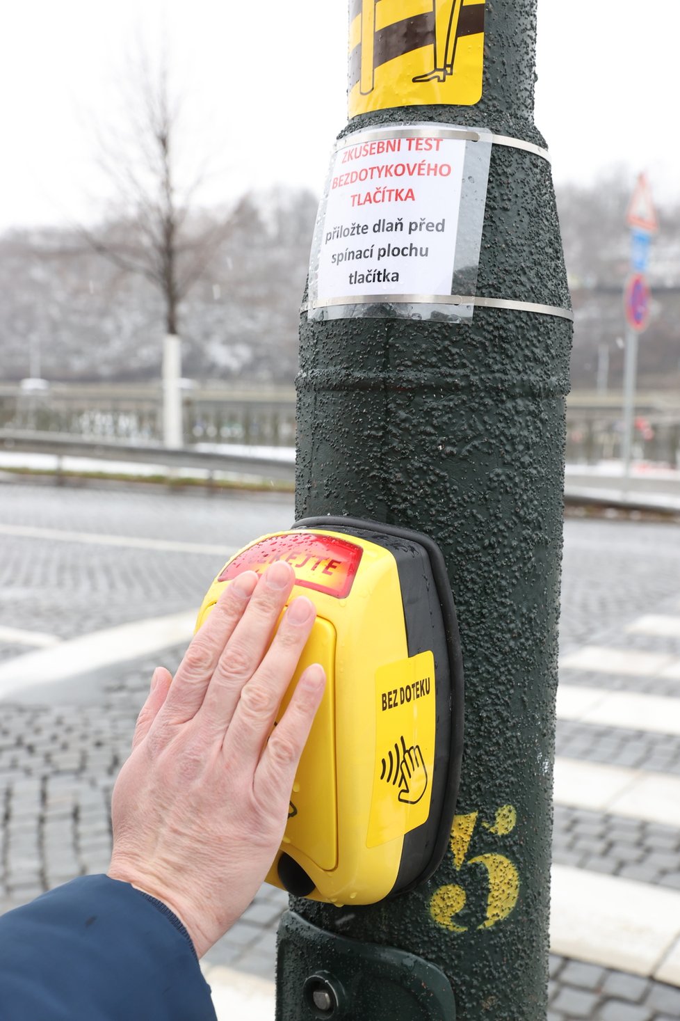 U přechodu pro chodce na Dvořákově nábřeží u Klášterské ulice v Praze začal 12. ledna 2021 fungovat bezkontaktní senzor pro chodce.