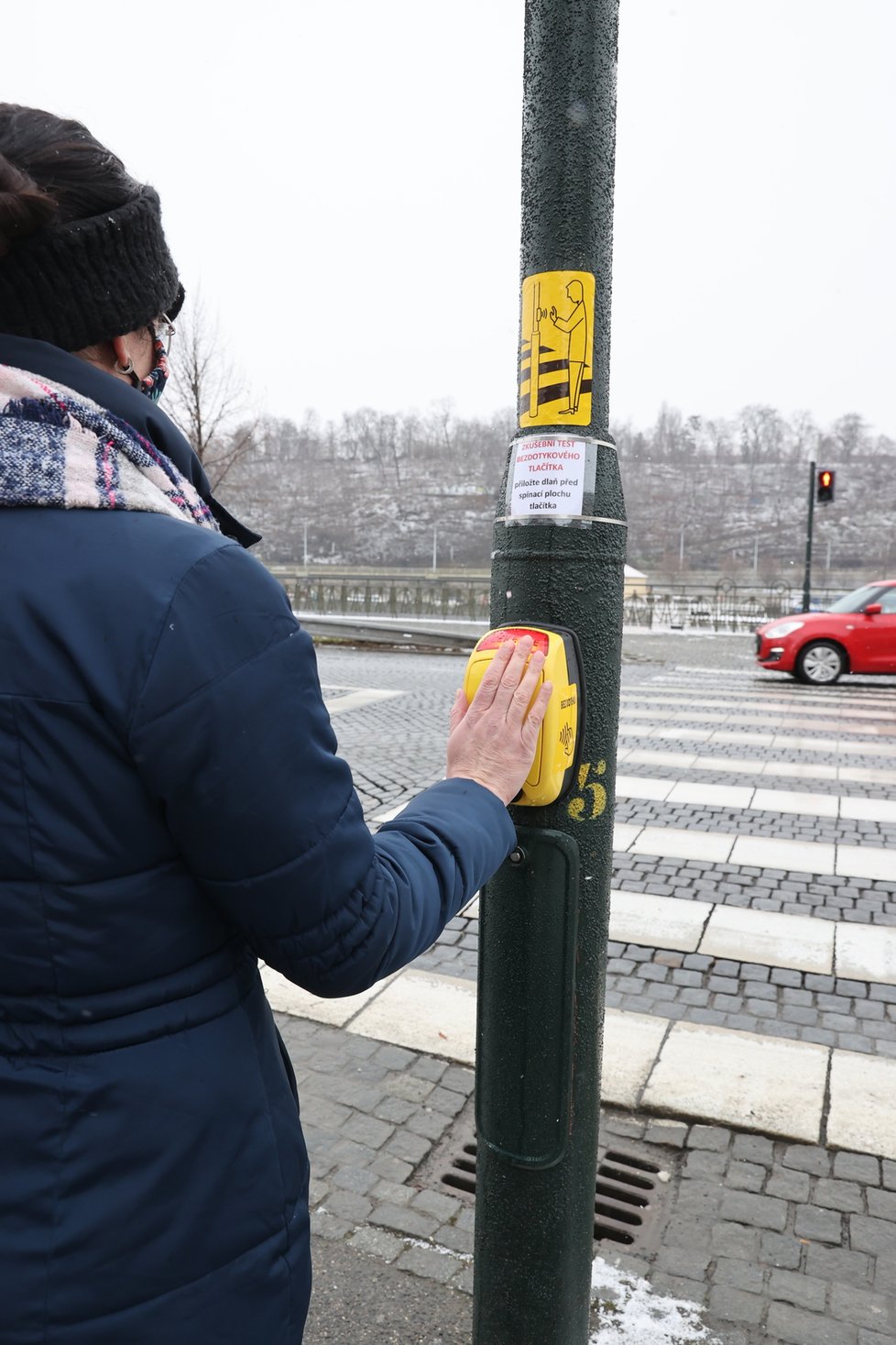 U přechodu pro chodce na Dvořákově nábřeží u Klášterské ulice v Praze začal 12. ledna 2021 fungovat bezkontaktní senzor pro chodce.