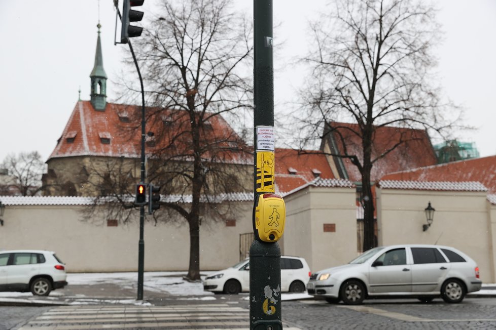 U přechodu pro chodce na Dvořákově nábřeží u Klášterské ulice v Praze začal 12. ledna 2021 fungovat bezkontaktní senzor pro chodce.