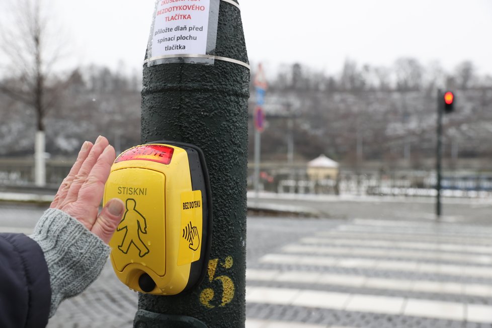 U přechodu pro chodce na Dvořákově nábřeží u Klášterské ulice v Praze začal 12. ledna 2021 fungovat bezkontaktní senzor pro chodce.