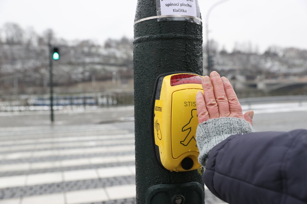 U přechodu pro chodce na Dvořákově nábřeží u Klášterské ulice v Praze začal 12. ledna 2021 fungovat bezkontaktní senzor pro chodce.