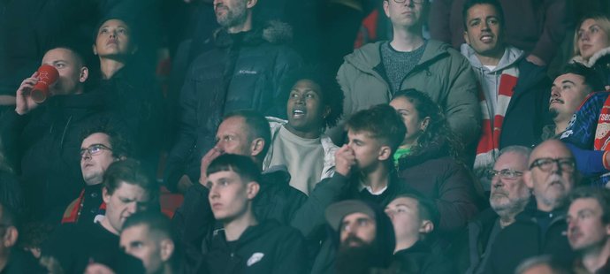 Bek Letenských si pochutnal na klobáse a pak z tribuny sledoval pád rivala.