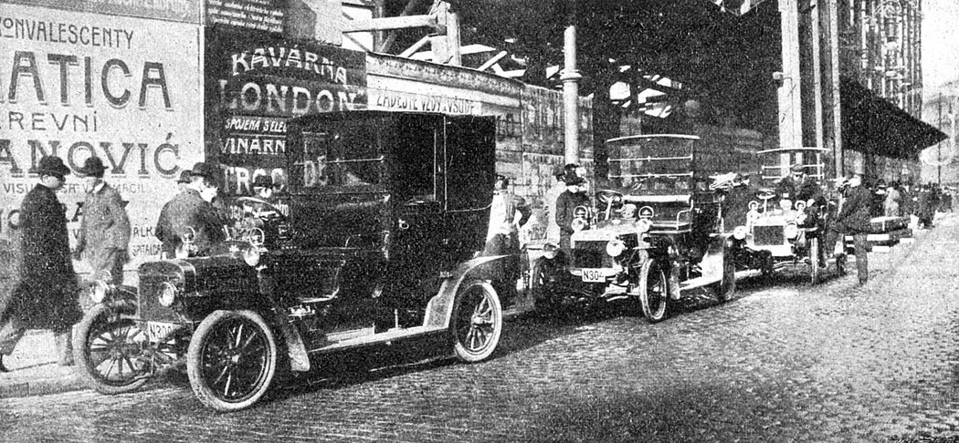 Taxíky značky Laurin & Klement v roce 1907 před pražským Světozorem