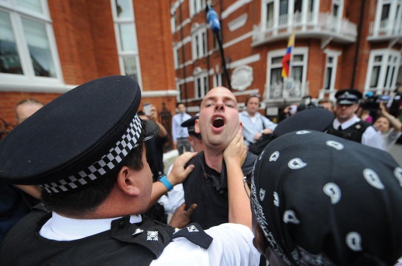 Před ekvádorskou ambasádou v Londýně se pravidelně sházejí příznivci Juliana Assange, občas dochází ke střetům s policií.