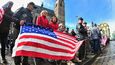 Před Katedrálou svatého Bartoloměje na náměstí Republiky v Plzni čekali 31. března lidé s americkými vlajkami, aby přivítali zástupce konvoje amerických vojáků, který projíždí Českou republikou ze cvičení v Pobaltí.