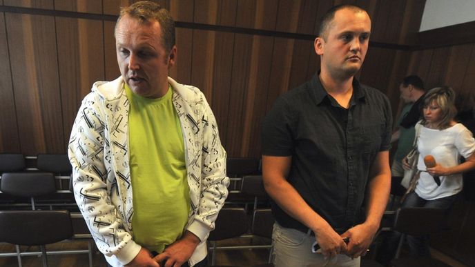 Před Krajským soudem v Ostravě stanuli 13. srpna Petr Hlava (vpravo) a Marek Ženíšek obžalovaní v takzvané metanolové kauze.