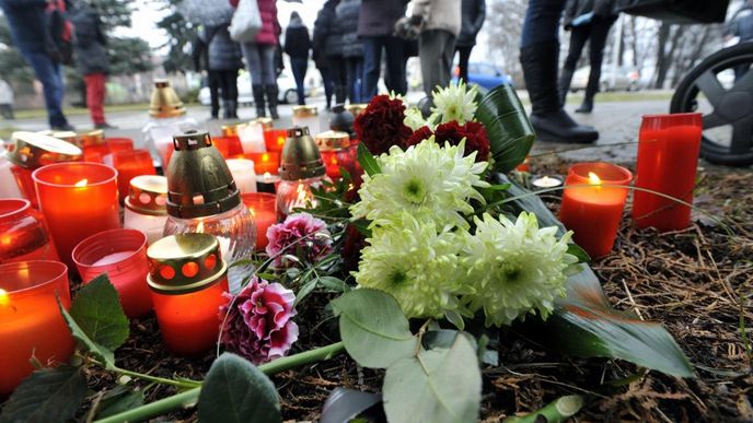 Před restaurací Družba v Uherském Brodě se konalo pietní shromáždění k uctění památky obětí střelby