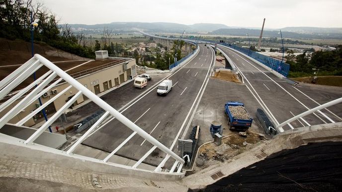 Před rokem byla otevřena část Pražského okruhu
mezi Modleticemi a Slivencem, jež spojila dálnice D1 a D5.