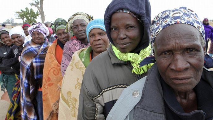 Před volebními místnostmi v Zimbabwe se tvoří dlouhé fronty