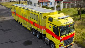 Unikátní český kamion Golem pomáhá záchranářům u Hřenska pečovat o zraněné hasiče