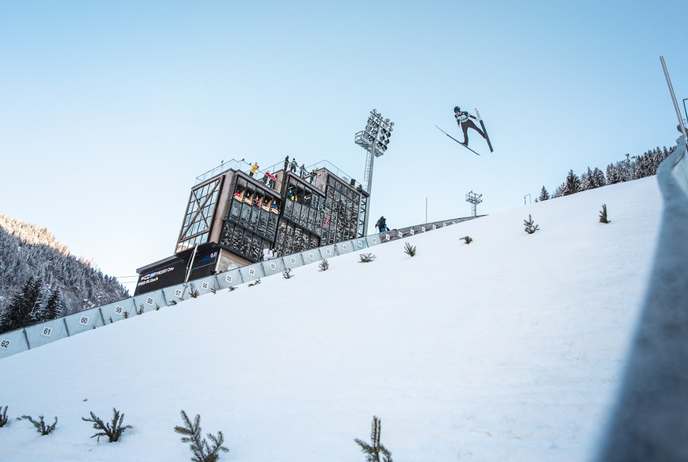 Skokani na lyžích se ve vzduchu musí cítit jako ptáci. Skokani na lyžích se ve vzduchu musí cítit jako ptáci.