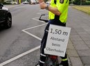 Když před rokem v Německu zaváděli odstup 1,5 m ve městech, oblékli se policisté sami do dresů a vyrazili na kolech do ulic, aby na novinku upozornili řidiče
