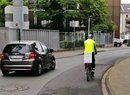 Když před rokem v Německu zaváděli odstup 1,5 m ve městech, oblékli se policisté sami do dresů a vyrazili na kolech do ulic, aby na novinku upozornili řidiče