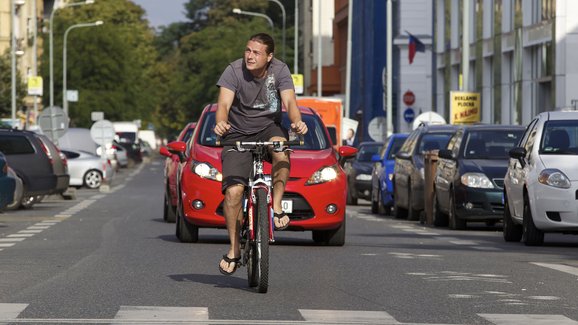 Policie bude kvůli předjíždění cyklistů spolupracovat se soudními znalci