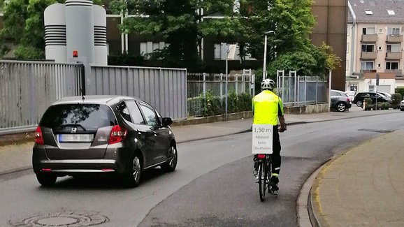 Pravidla pro předjíždění cyklistů se zatím měnit nebudou, ministerstvo od úprav upustilo