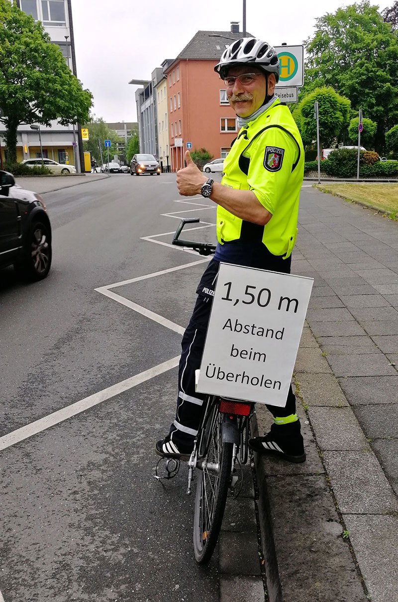 Když před rokem v Německu zaváděli odstup 1,5 m ve městech, oblékli se policisté sami do dresů a vyrazili na kolech do ulic, aby na novinku upozornili řidiče