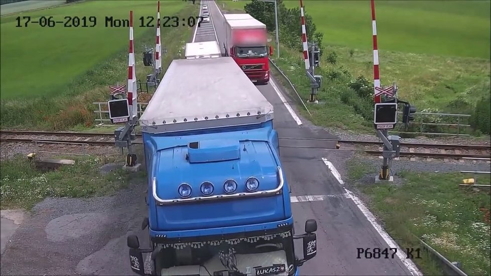 Nebezpečný a nepochopitelný manévr řidiče kamionu, který předjížděl přes plnou čáru a přejezd nedaleko Svitav