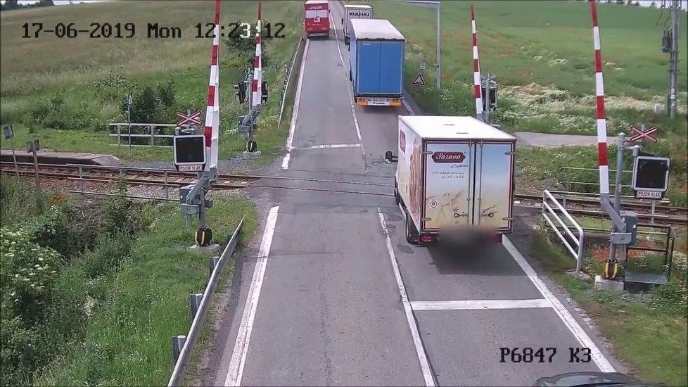 Nebezpečný a nepochopitelný manévr řidiče kamionu, který předjížděl přes plnou čáru a přejezd nedaleko Svitav