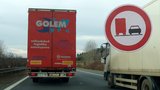 Zákaz předjíždění pro kamiony: Vláda se jej chystá rozšířit! Přibude 320 kilometrů dálnic?