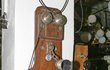 Přednosta stanice - Známý telefon, u kterého rozehrál jednu ze svých slavných rolí král komiků Vlasta Burian ve filmu Přednosta stanice.