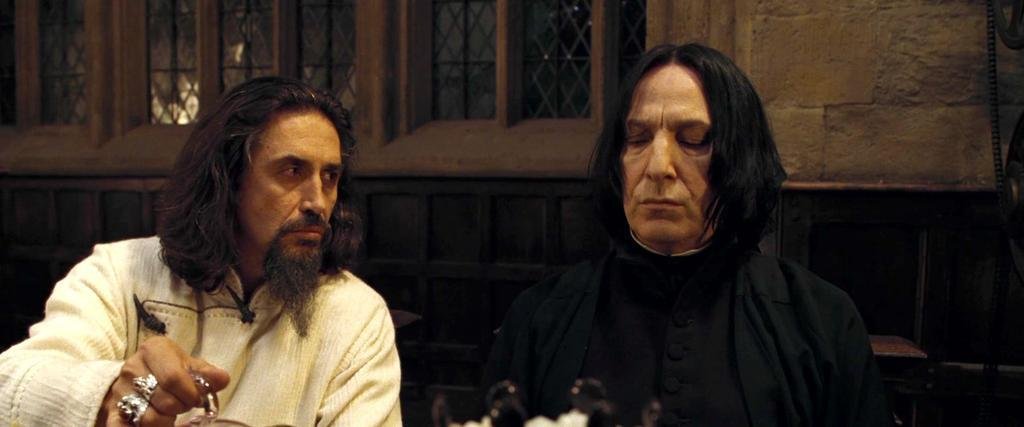 Predrag Bjelac jako Igor Karkarov se prof. Snapem (Alan Rickman).