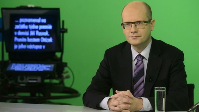 Předseda ČSSD Bohuslav Sobotka v pražském studiu České televize, kde 5. ledna vystoupil jako host diskusního pořadu Otázky Václava Moravce.