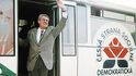 Předseda ČSSD Miloš Zeman vystupuje z autobusu Zemák po příjezdu na pondělní předvolební mítink do Kladna. volby - Blesk 29.11.2005