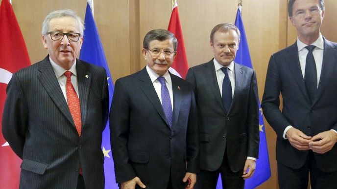 předseda Evropské komise Jeanem-Claudem Juncker, turecký premiér Ahmet Davutoglu, premiér předsednického Nizozemska Mark Rutte a šéf summitů Donald Tusk