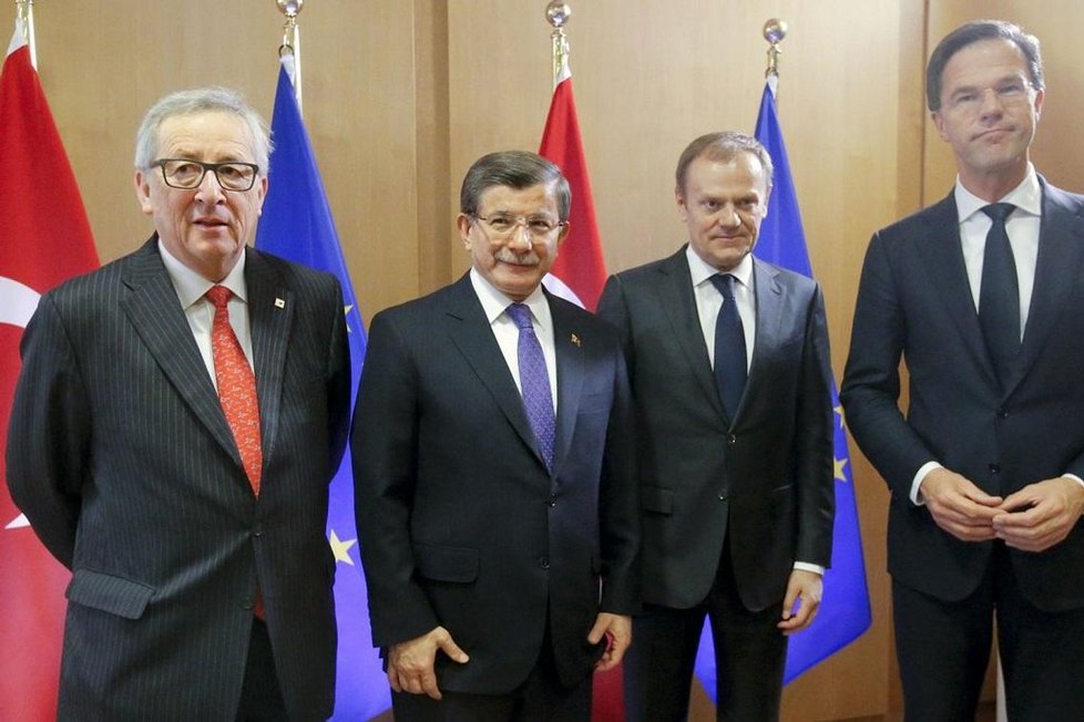 Předseda Evropské komise Jean-Claud Juncker, turecký premiér Ahmet Davutoglu, premiér předsednického Nizozemska Mark Rutte a šéf summitů Donald Tusk