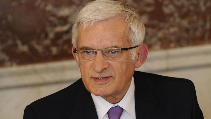 Předseda Evropského parlamentu Jerzy Buzek ratingové agentury hájí.