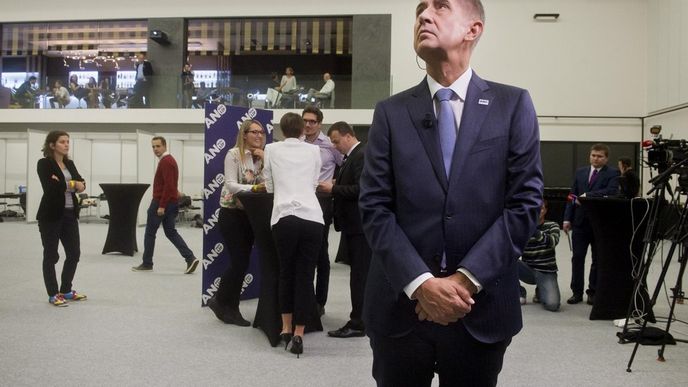 Předseda hnutí ANO a ministr financí Andrej Babiš čeká na výsledky voleb