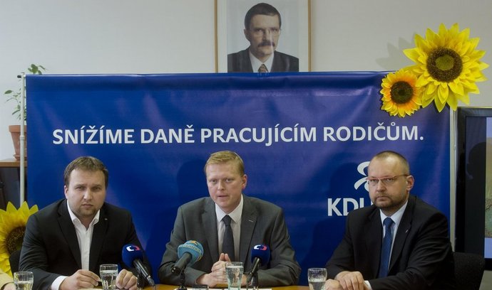 Předseda KDU-ČSL Pavel Bělobrádek (uprostřed), první místopředseda Marian Jurečka (vlevo) a místopředseda Jan Bartošek.