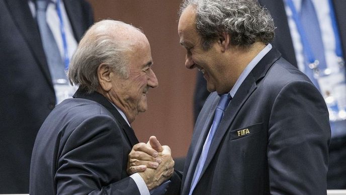 předseda Mezinárodní fotbalové federace Sepp Blatter a předseda UEFA Michel Platini