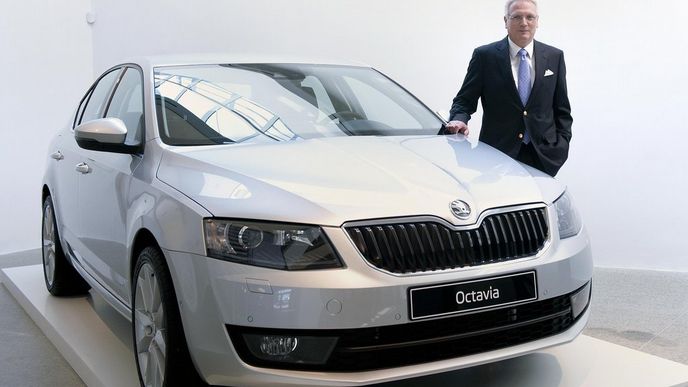 Předseda představenstva Škoda Auto Winfried Vahland pózuje u vozu Škoda Octavia