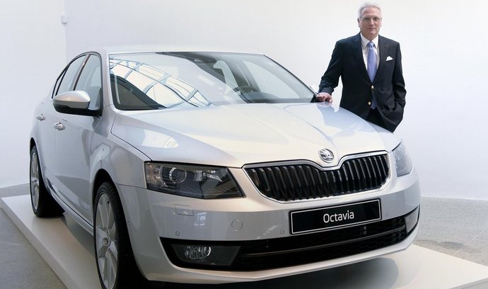 Předseda představenstva Škoda Auto Winfried Vahland pózuje u vozu Škoda Octavia