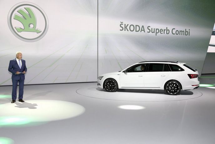 Předseda představenstva společnosti Škoda Auto Winfried Vahland na Mezinárodním autosalonu ve Frankfurtu nad Mohanem nový vůz Škoda Superb Combi SportLine