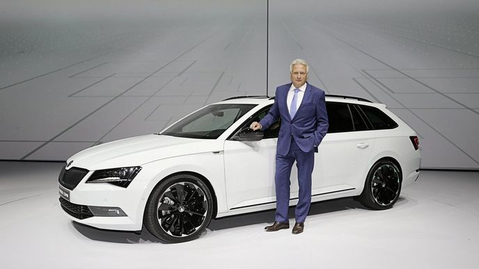 Předseda představenstva společnosti Škoda Auto Winfried Vahland na Mezinárodním autosalonu ve Frankfurtu nad Mohanem nový vůz Škoda Superb Combi SportLine