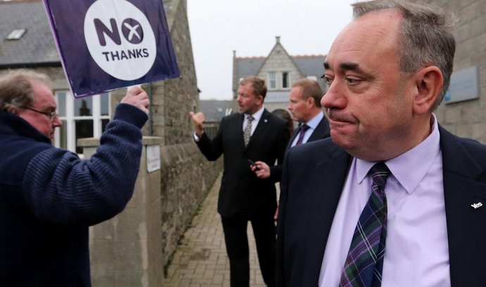 Předseda Skotské národní strany Alex Salmond (vpravo) byl hlavním tváří v boji za nezávislost Skotska