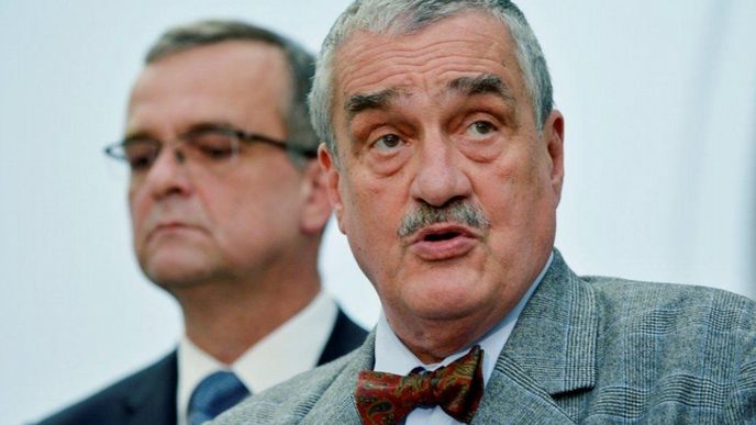 Předseda TOP 09 a ministr zahraničí Karel Schwarzenberg (vpravo) a první místopředseda strany a ministr financí Miroslav Kalousek