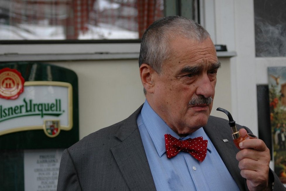 Předseda TOP 09 Karel Schwarzenberg se svou neodmyslitelnou dýmkou